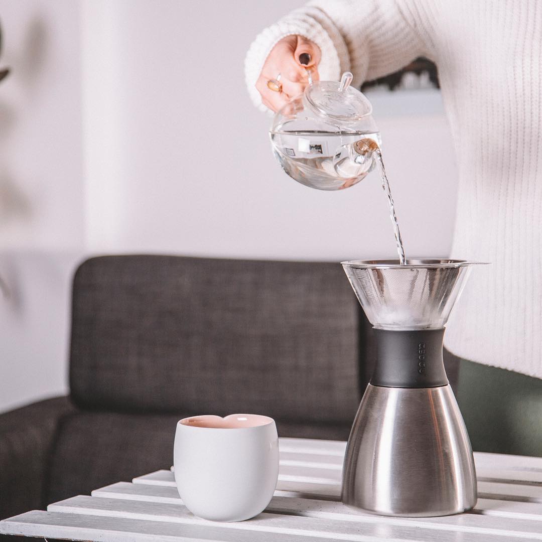 ASOBU Tuang Atas Kopi Panas