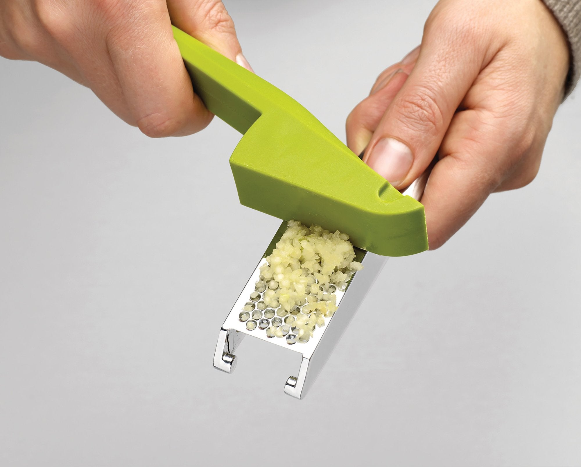 Joseph Joseph Clean-Press Garlic Crusher 4