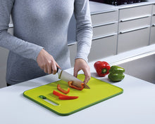 Load image into Gallery viewer, Joseph Joseph Slice &amp; Sharpen Chopping Board with Knife Sharpener 3
