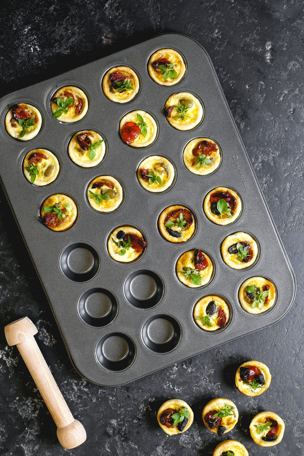 MASTERCLASS Non-stick Mini 24 Lubang Kuali Tart W/Tamper Pastri Kayu (35X27Cm) 
